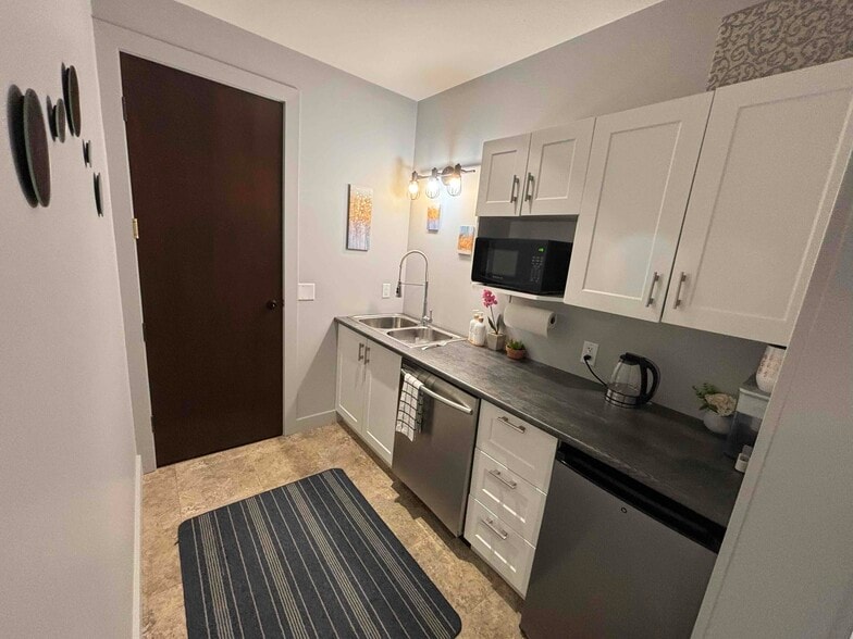 1455 Ellis St, Kelowna, BC for lease - Interior Photo - Image 2 of 6