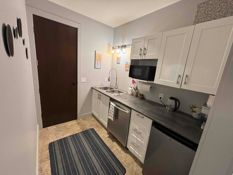 1455 Ellis St, Kelowna, BC à louer - Photo intérieure - Image 2 de 6