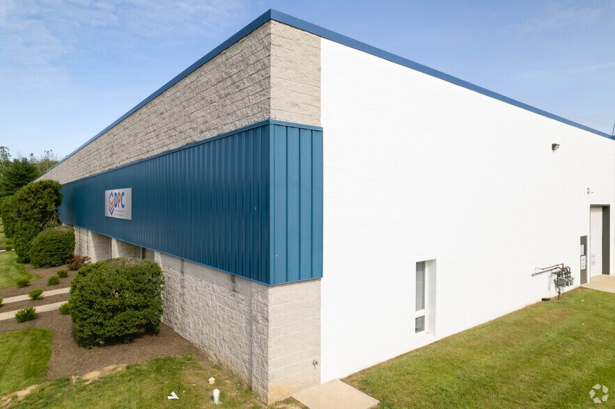 300 Ruthar Dr, Newark, DE à louer - Photo du bâtiment - Image 2 de 7