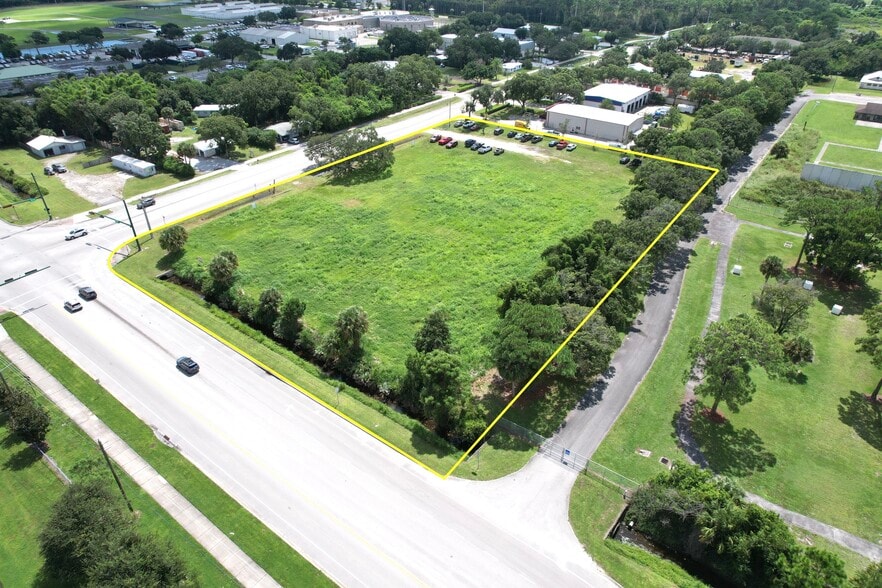 4075 43rd Ave, Vero Beach, FL à vendre - Photo du bâtiment - Image 2 de 25