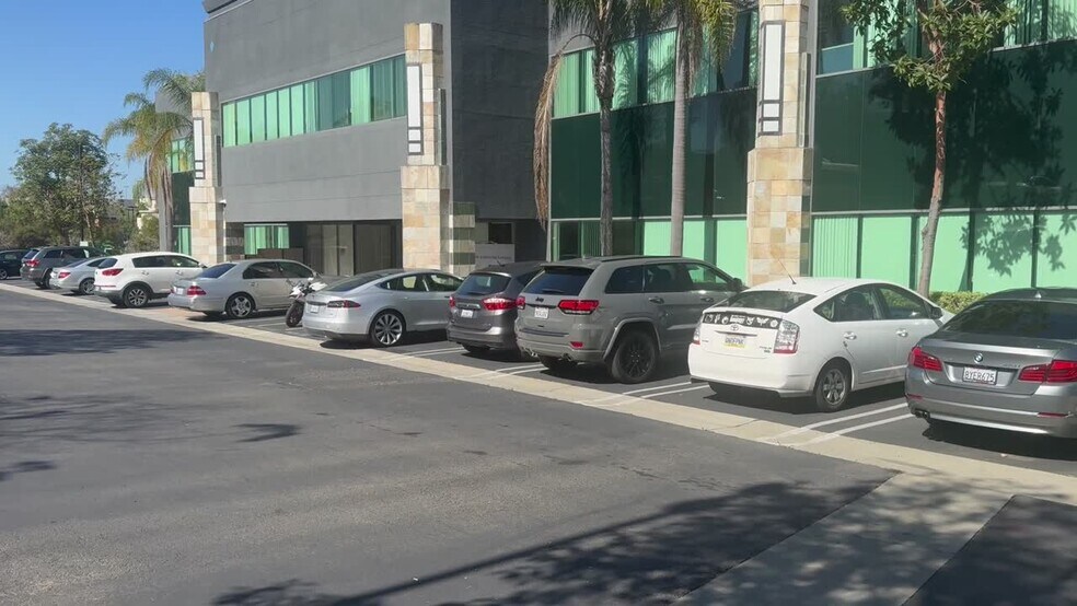 440 S Melrose Dr, Vista, CA à louer - Vidéo sur l’inscription commerciale - Image 3 de 10