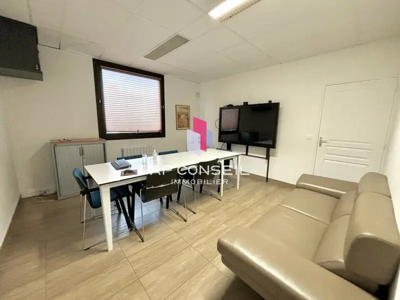 Office in Montigny-le-Bretonneux for lease Interior Photo- Image 1 of 2
