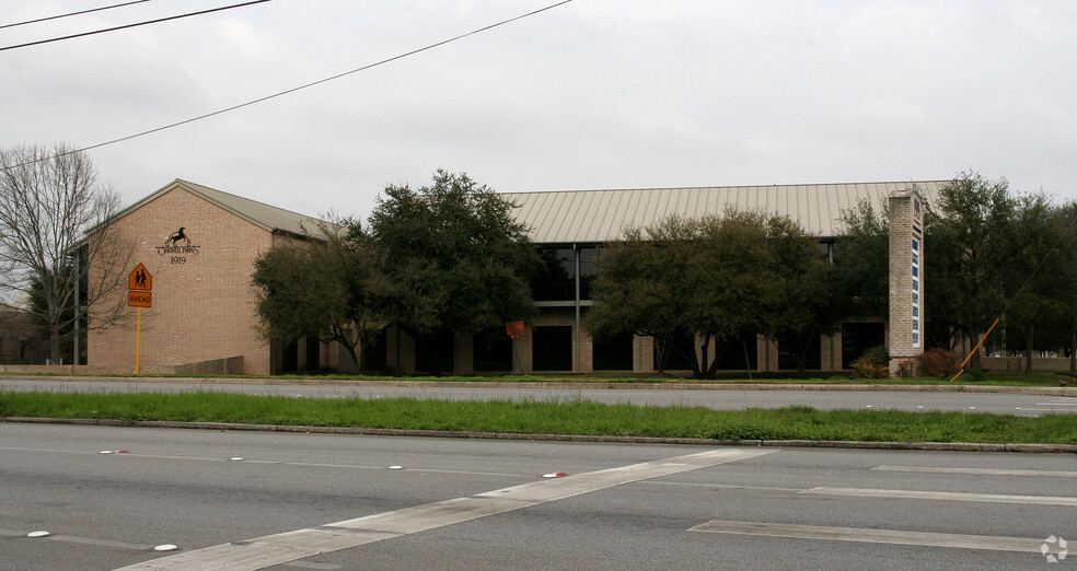 1919 Oakwell Farms Pky, San Antonio, TX for lease - Building Photo - Image 2 of 8