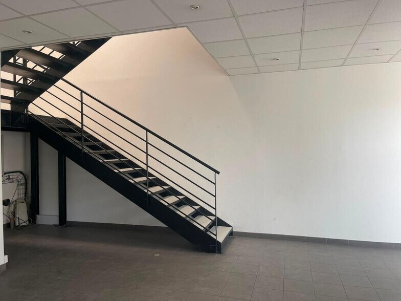 Industrial in Stains for lease - Building Photo - Image 2 of 10