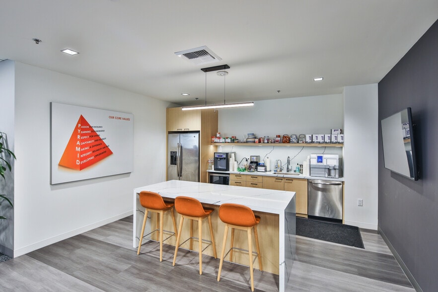 707 Wilshire Blvd, Los Angeles, CA for lease - Interior Photo - Image 2 of 37