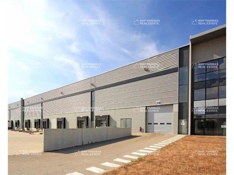 Industrial in Saint-Quentin-Fallavier for lease - Building Photo - Image 2 of 3