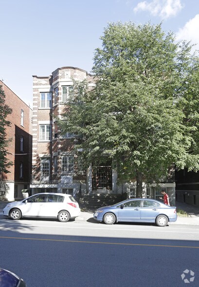 3210 Boul Édouard-Montpetit, Montréal, QC à vendre - Photo du bâtiment - Image 2 de 2