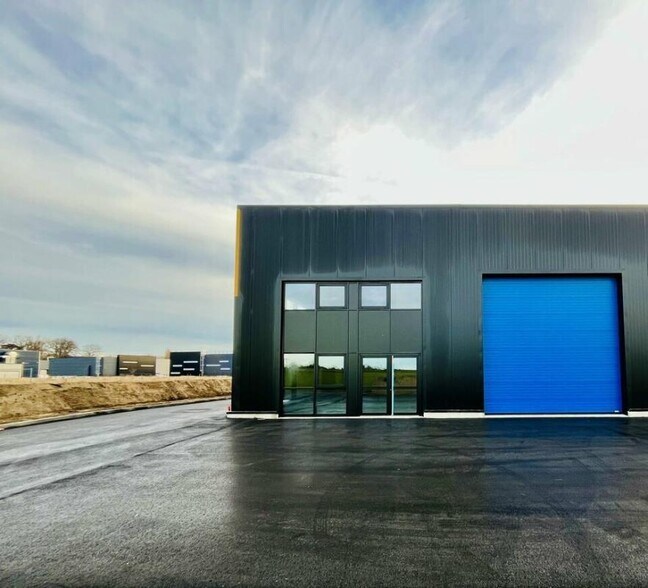 Flex in Le Havre for lease - Building Photo - Image 3 of 4