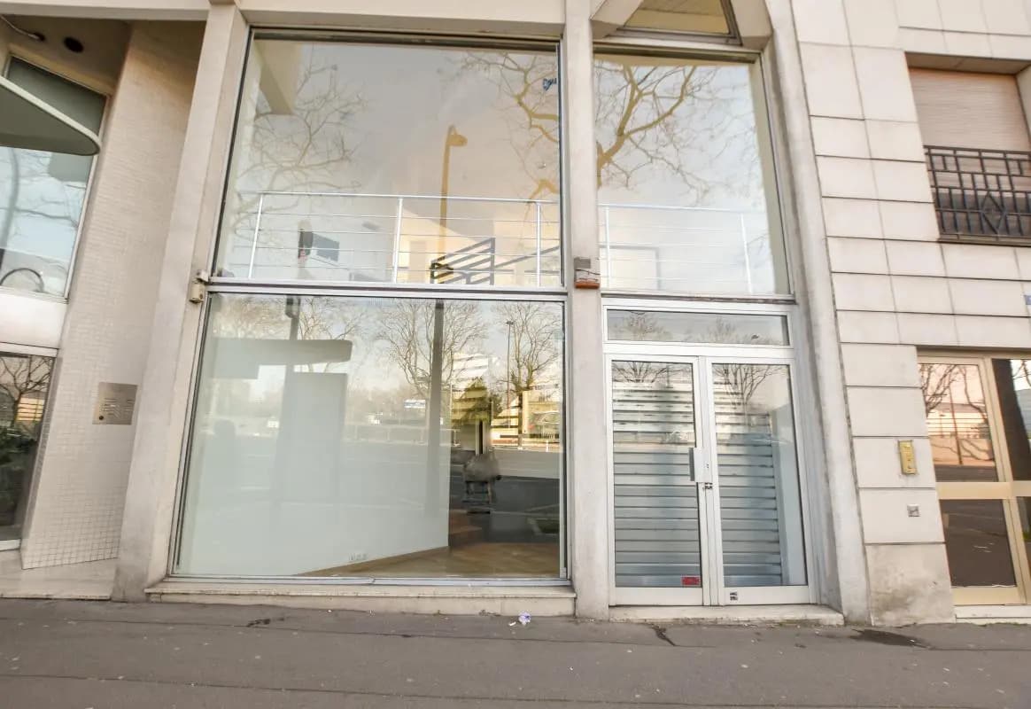 Retail in Paris for lease Building Photo- Image 1 of 8