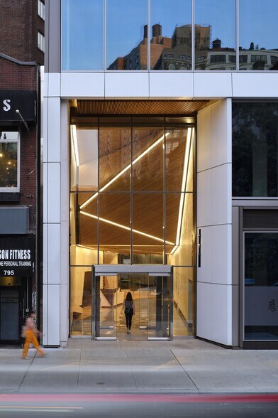 799 Broadway, New York, NY à louer - Photo du bâtiment - Image 2 de 7