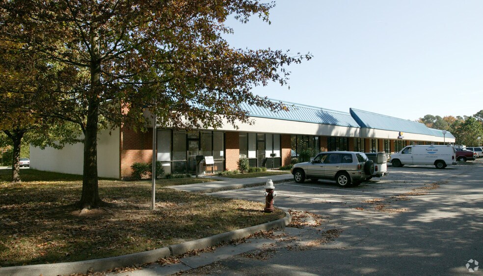 200-400 Commerce Cir, Yorktown, VA à louer - Photo du bâtiment - Image 2 de 5