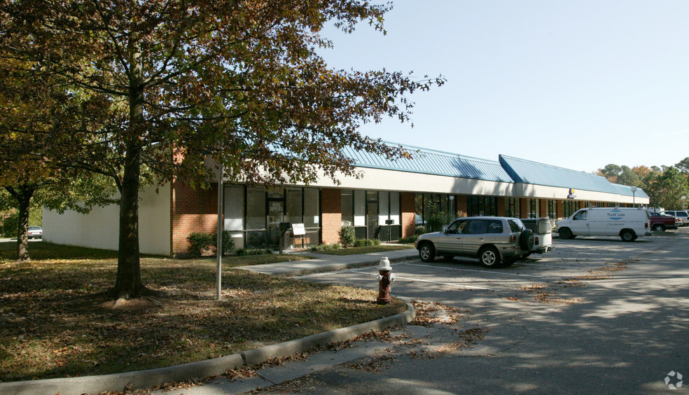 200-400 Commerce Cir, Yorktown, VA à louer - Photo du bâtiment - Image 2 de 5