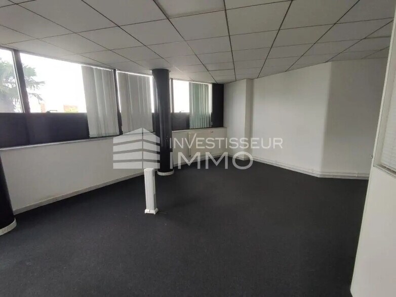Office in Champigny-sur-Marne for lease - Interior Photo - Image 2 of 9