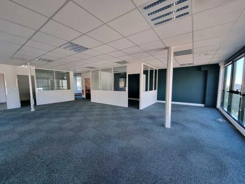 297 Avenue Du Mistral, La Ciotat for lease - Interior Photo - Image 2 of 15