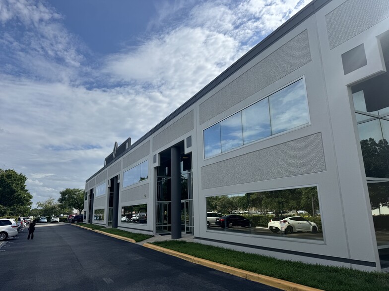 7575 Kingspointe Pkwy, Orlando, FL à louer - Photo du bâtiment - Image 2 de 25