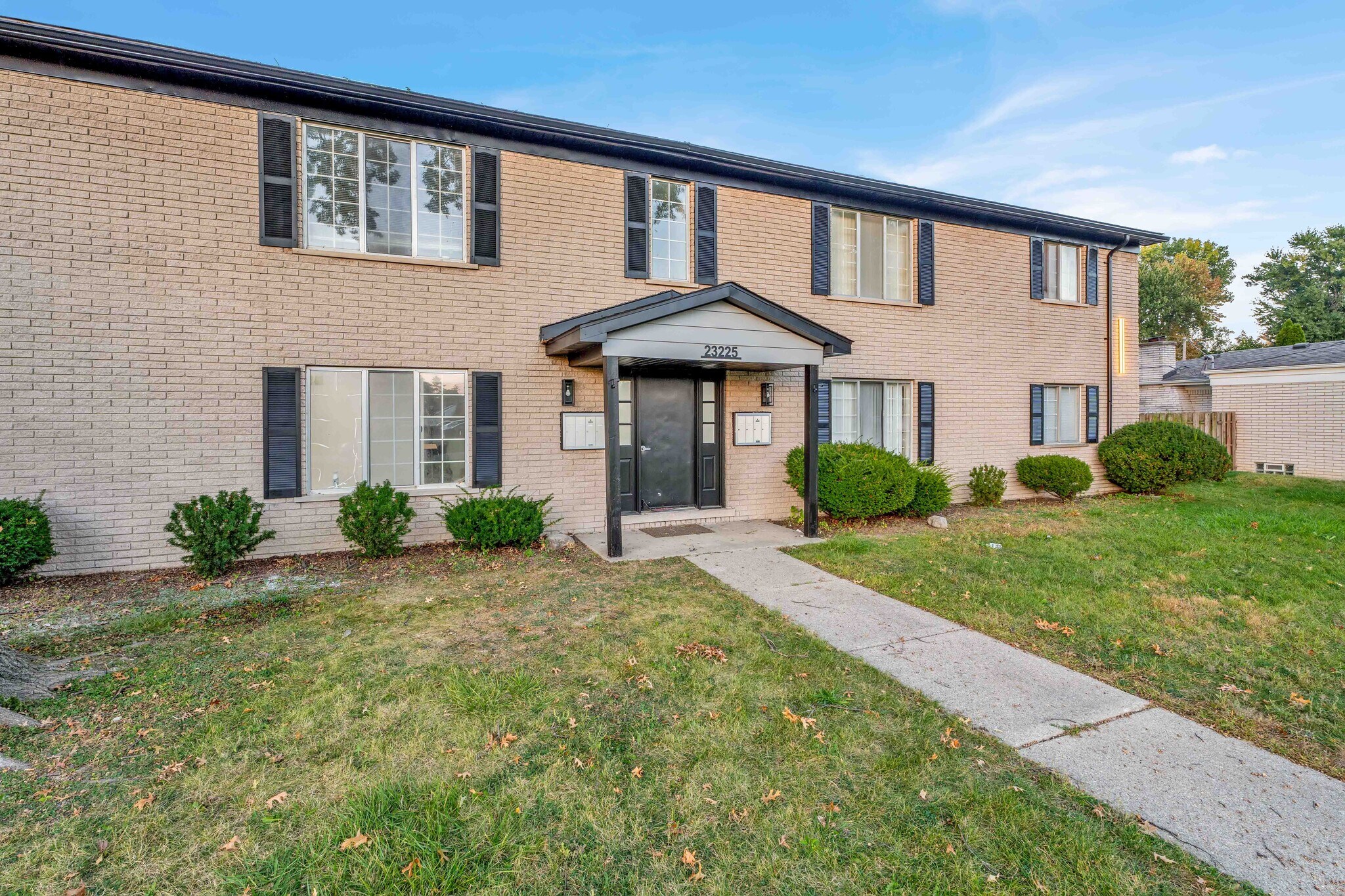 23225 Deanhurst St, Clinton Township, MI à vendre Photo du bâtiment- Image 1 de 18