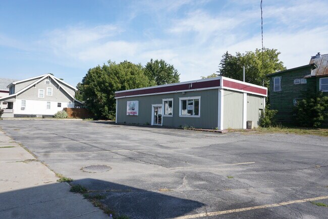 Plus de détails pour 830 State St, Ogdensburg, NY - Commerce de détail à vendre