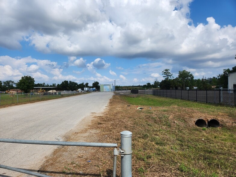 8627 E Mt Houston Rd, Houston, TX for lease - Building Photo - Image 2 of 12