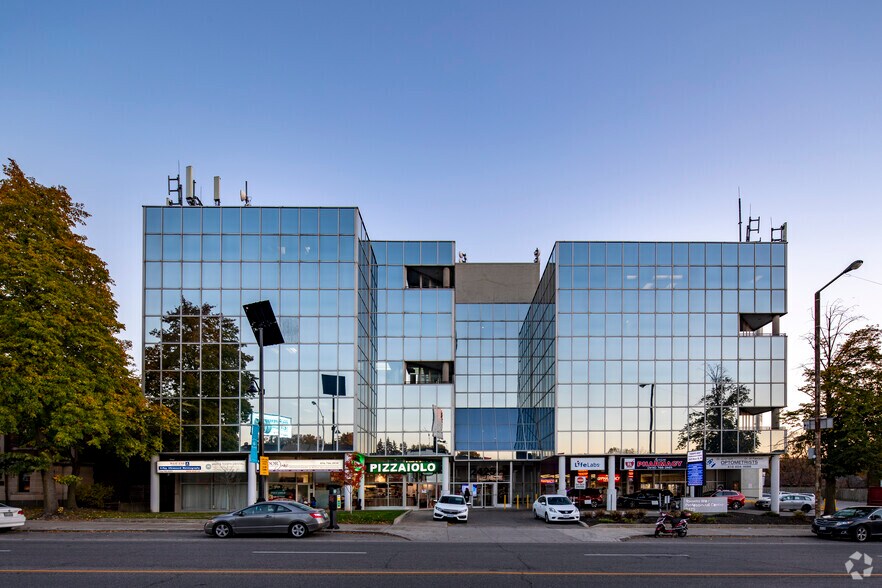2425 Bloor St W, Toronto, ON à louer - Photo du bâtiment - Image 2 de 6