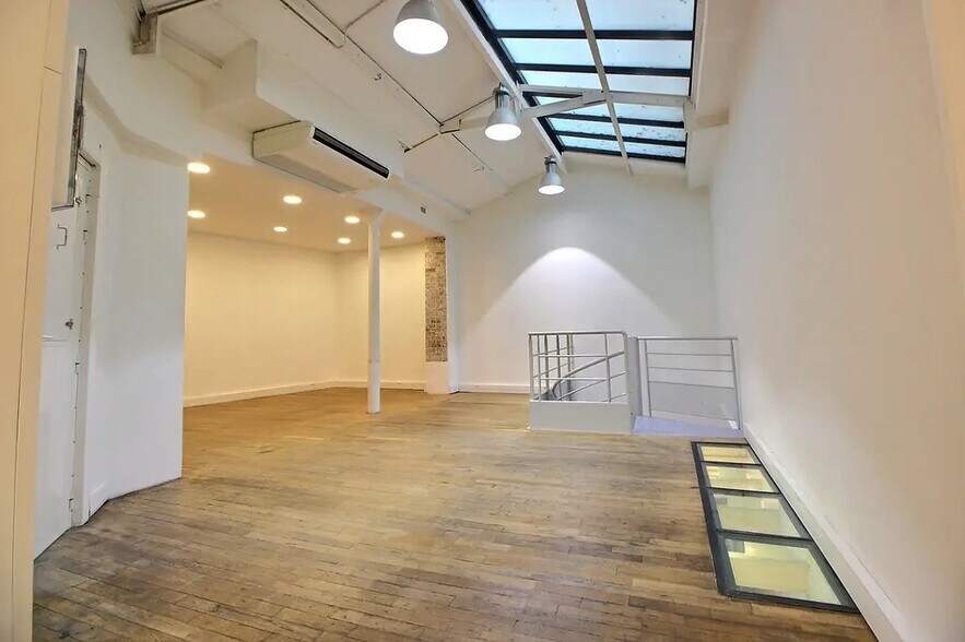 Office in Paris for lease - Building Photo - Image 1 of 8