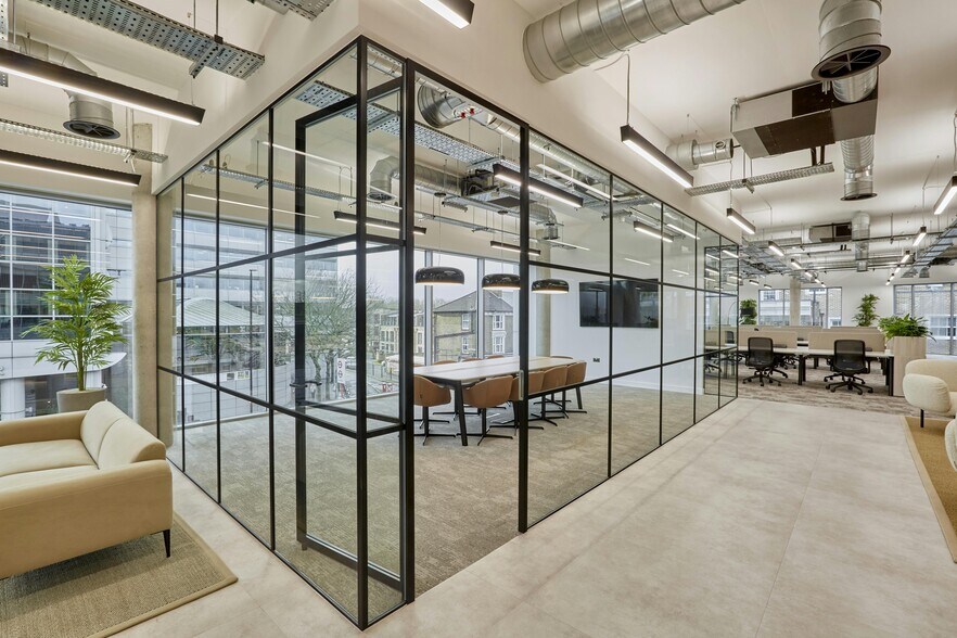 626 Chiswick High Rd, London for lease - Building Photo - Image 3 of 12