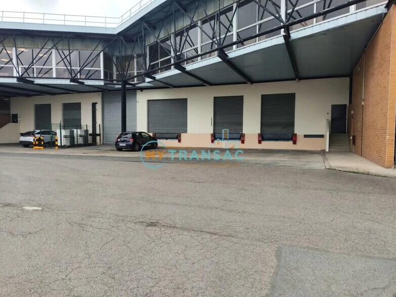 Industrial in Morangis for lease - Building Photo - Image 1 of 11