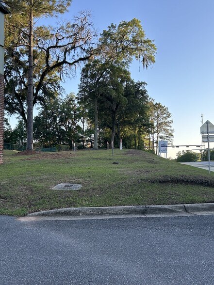 6875 Thomasville Rd, Tallahassee, FL à louer - Photo principale - Image 1 de 9