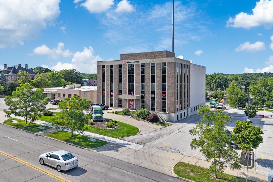 2141 Grand Ave, Des Moines, IA à louer - Photo du bâtiment - Image 1 de 2