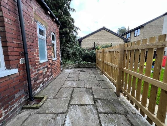 242 Oxford Rd, Cleckheaton for lease - Building Photo - Image 2 of 2