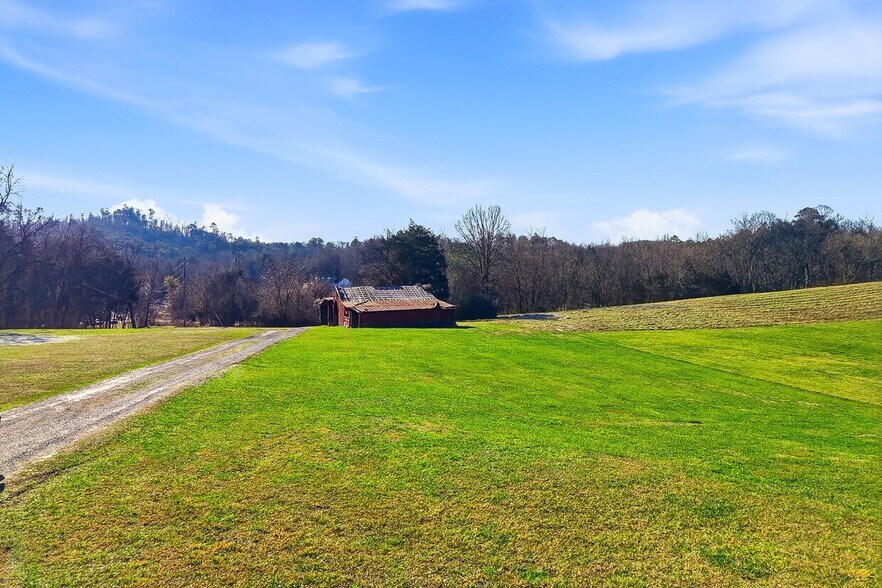9700-9712 Thorn Grove Pike, Strawberry Plains, TN for sale - Building Photo - Image 3 of 10