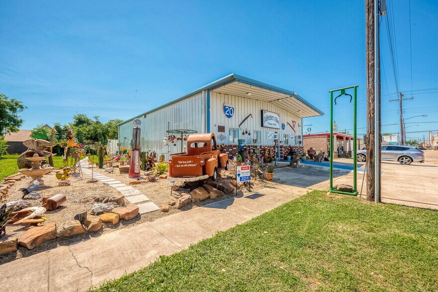 210 N Houston, Wharton, TX for sale - Building Photo - Image 2 of 15