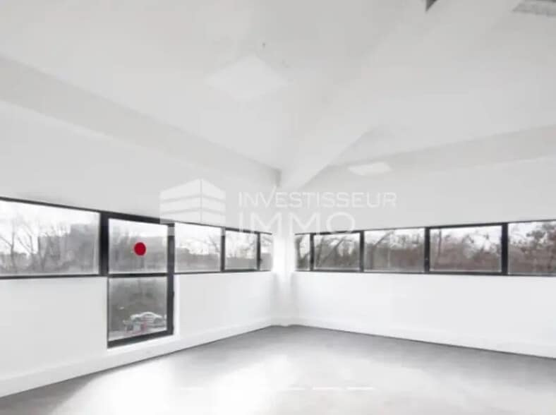 Office in Saint-Denis for lease - Interior Photo - Image 1 of 4