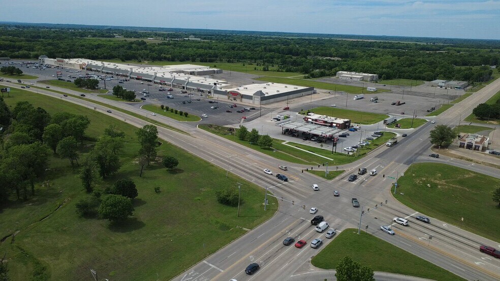 2200-2348 E Shawnee Byp, Muskogee, OK à louer - Vidéo sur l’inscription commerciale - Image 2 de 7