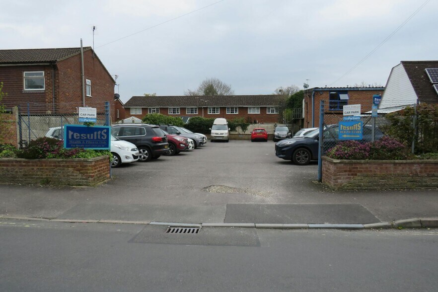 27-31 Reading Rd S, Fleet à louer - Photo du bâtiment - Image 2 de 2