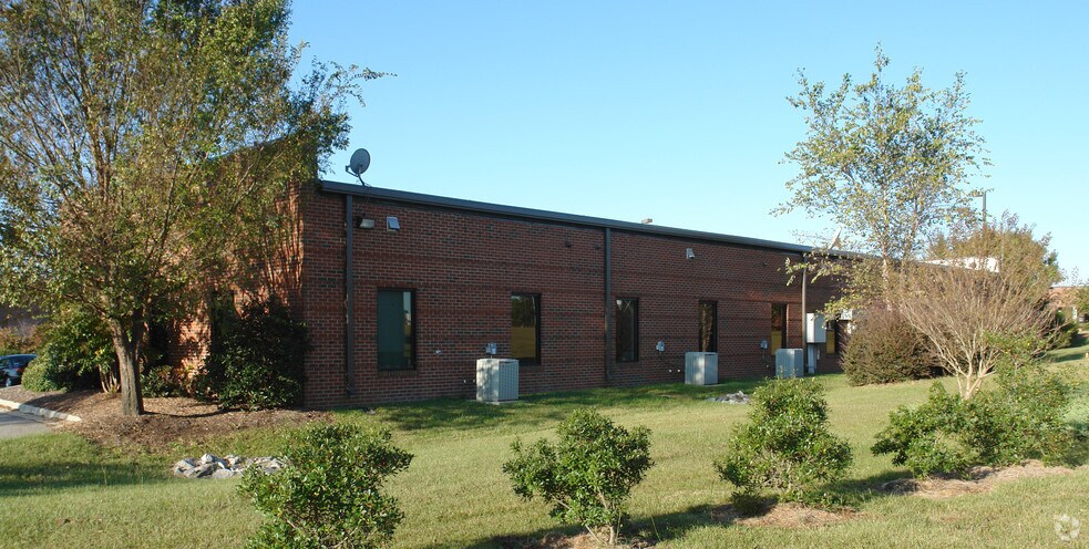100 Professional Ct, Garner, NC à louer - Photo du bâtiment - Image 3 de 9