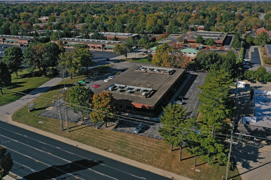 2107 S Neil St, Champaign, IL à vendre - Photo du bâtiment - Image 2 de 15