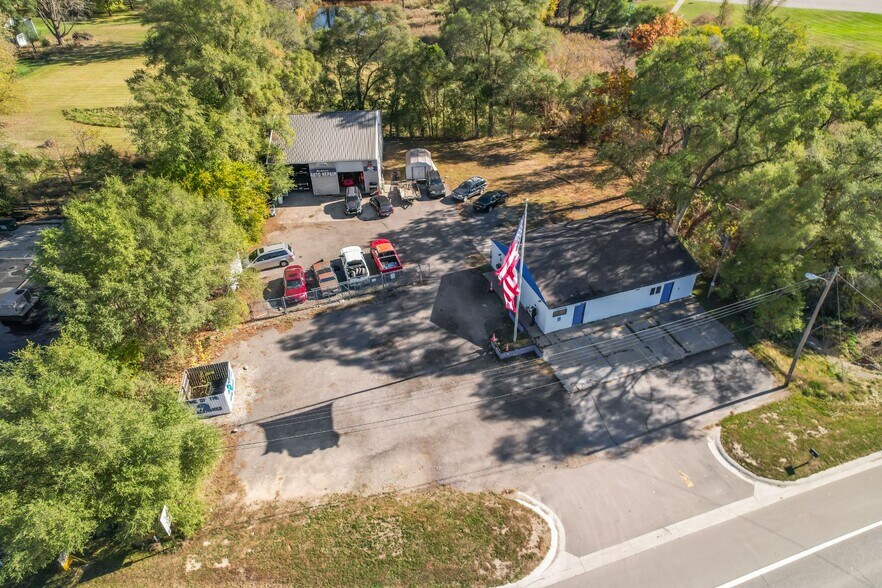 105 S Ortonville Rd, Ortonville, MI à vendre - Photo du bâtiment - Image 2 de 33