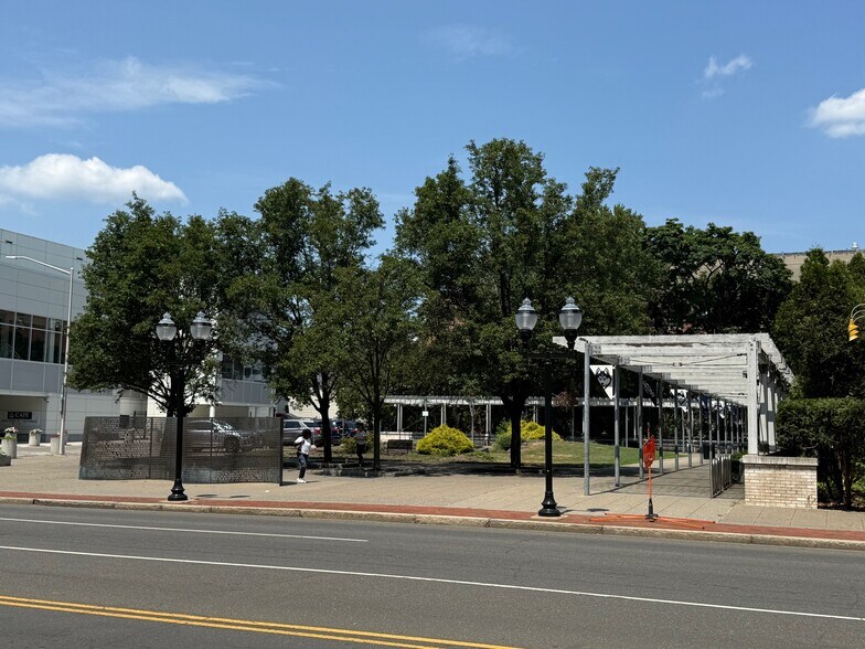 66 Broad St, Stamford, CT à louer - Photo du bâtiment - Image 2 de 8