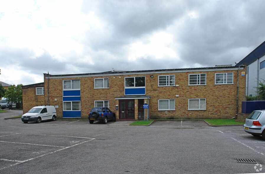 Watchmoor Rd, Camberley à louer - Photo du bâtiment - Image 3 de 21