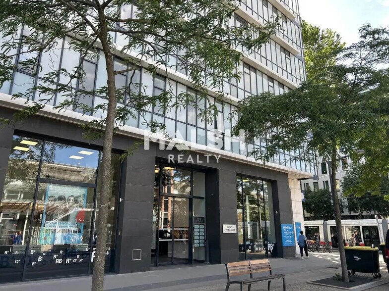 Office in Lyon for lease - Building Photo - Image 2 of 9