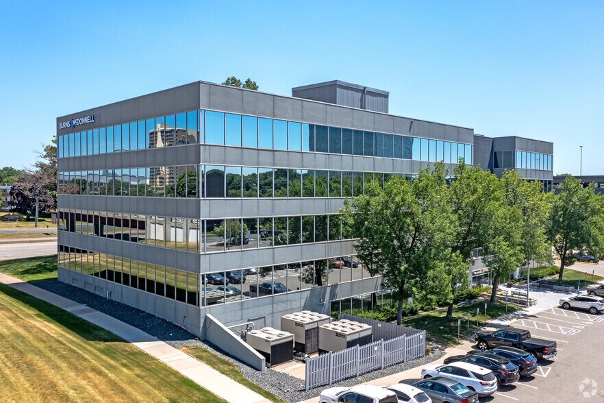 8201 Norman Center Dr, Bloomington, MN à louer - Photo du bâtiment - Image 2 de 9