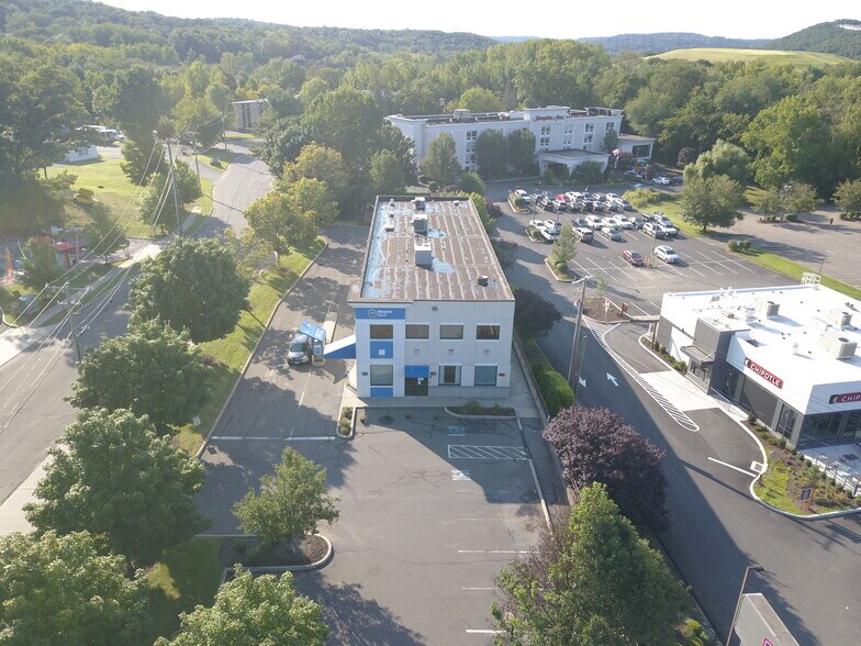 83 Newtown Rd, Danbury, CT à louer - Photo du bâtiment - Image 2 de 14