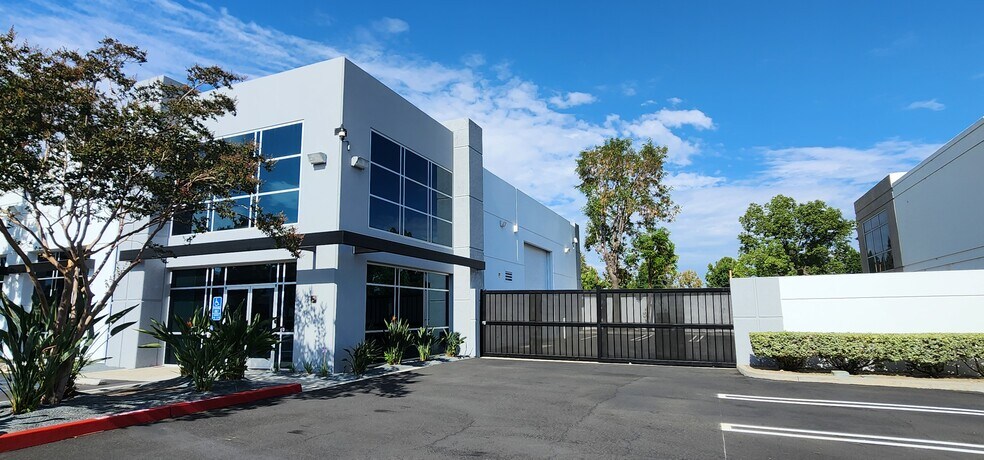9383 Charles Smith Ave, Rancho Cucamonga, CA à louer - Photo du bâtiment - Image 2 de 3