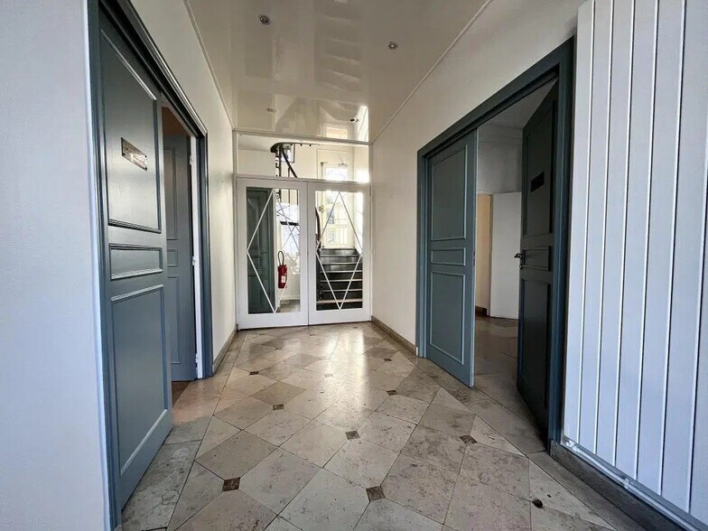 Office in Bougival for sale - Lobby - Image 3 of 19