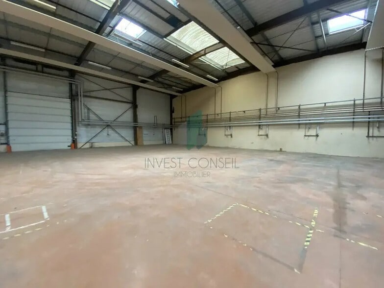 Flex in Cergy for lease - Building Photo - Image 2 of 10