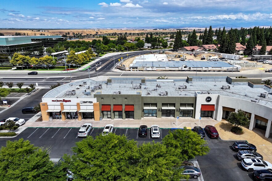 585 W Nees Ave, Fresno, CA à louer - Photo du bâtiment - Image 2 de 2