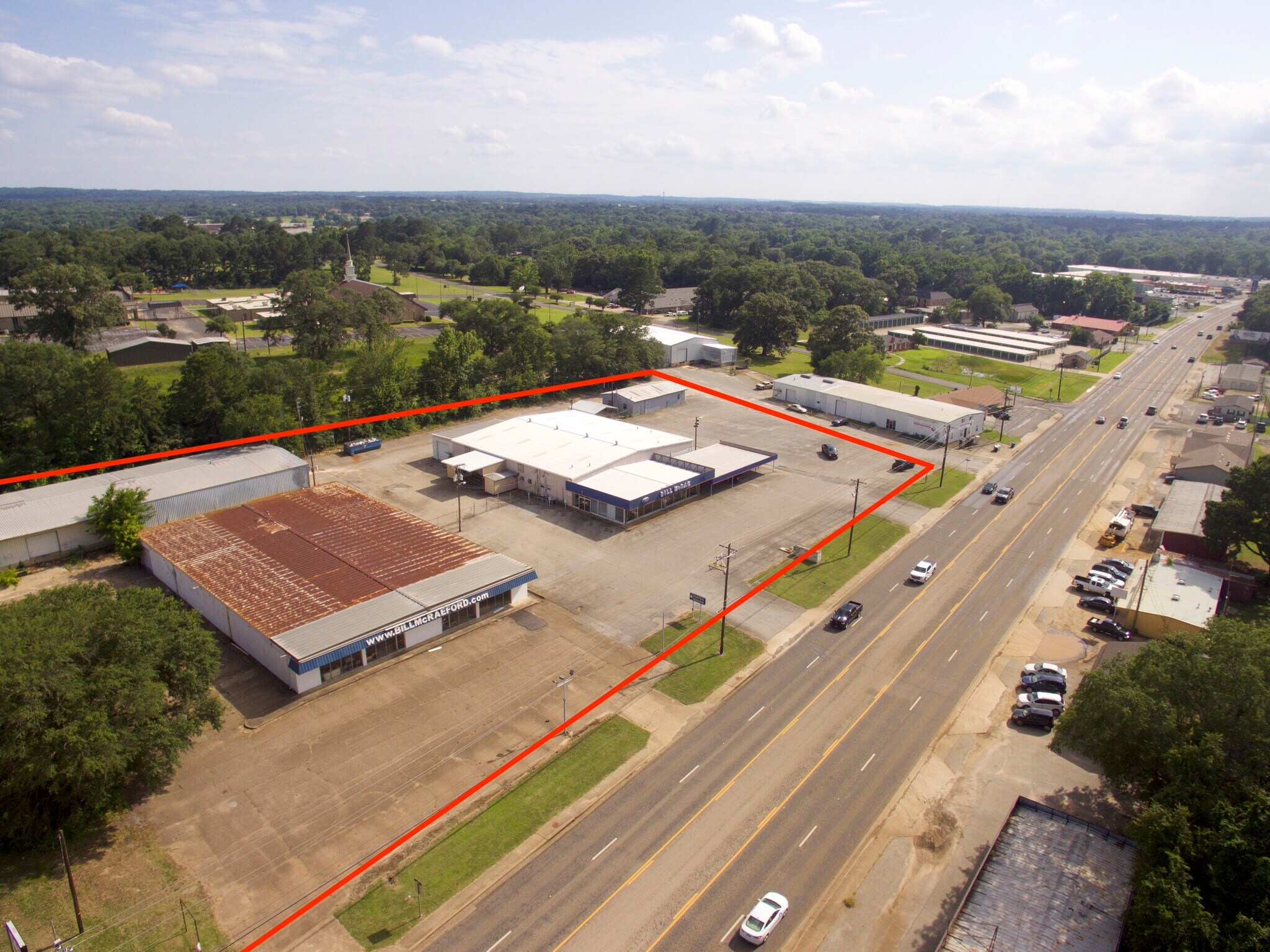 Former Car Dealership - Industrial portefeuille de 2 propriétés à vendre sur LoopNet.ca Photo du bâtiment- Image 1 de 11