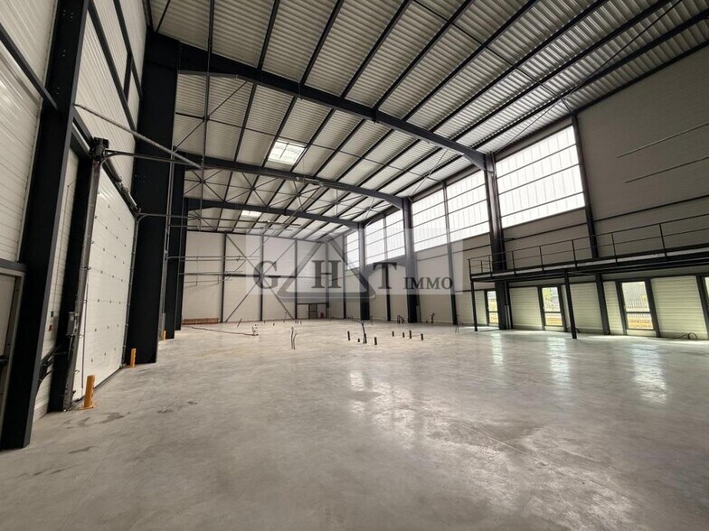 Industrial in Croissy-Beaubourg for lease - Building Photo - Image 1 of 5