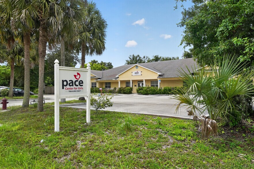 3651 Virginia Ave, Fort Pierce, FL à vendre - Photo du bâtiment - Image 3 de 15