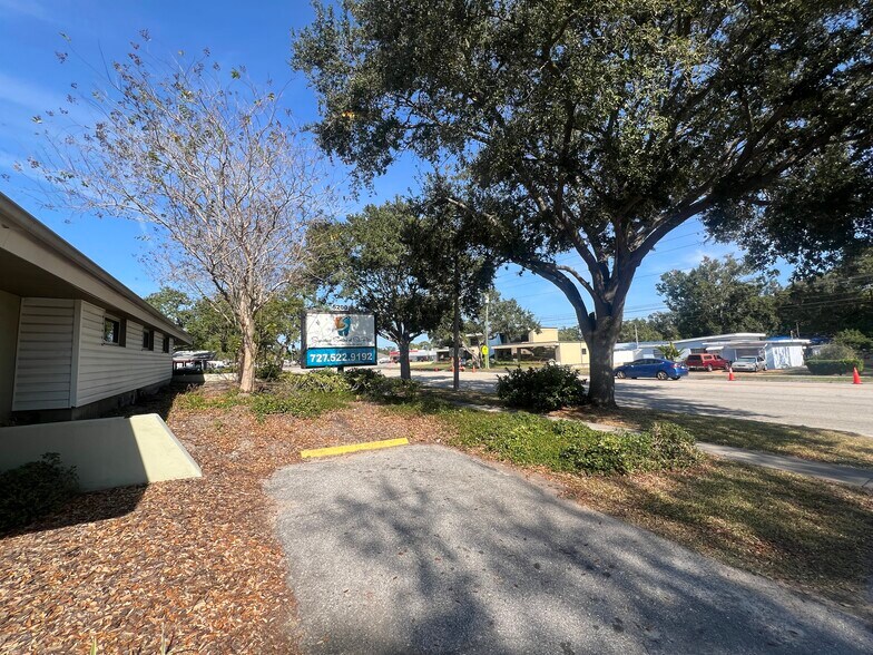 5200 16th St N, Saint Petersburg, FL à louer - Photo du bâtiment - Image 3 de 8